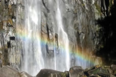 間近に滝を見ながらしぶきに虹を見る