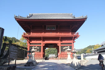楼門様式の大門