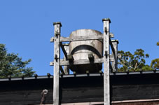 「天水桶」金剛峯寺の屋根は檜の皮を何枚も重ねた檜皮葺になっています。その屋根の上に桶が置かれています。