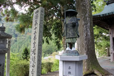 山門前の四国第十二番霊場「焼山寺」と大師像