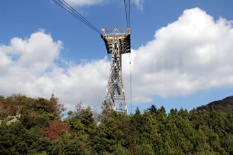 世界一のロープウェー支柱　高さ45m、使用鋼材重さ160ｔ
