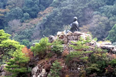 岩の上にブロンズ製の「求聞持修行大師像」が、東向きに坐っている。