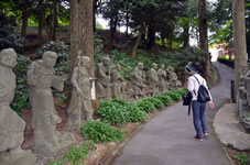参道の五百羅漢像。