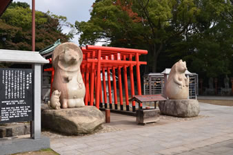 蓑山大明神（屋島寺の境内に鎮座する雌雄二体の石像の大狸（屋島の太三郎狸）。日本三名狸にも数えられています。
