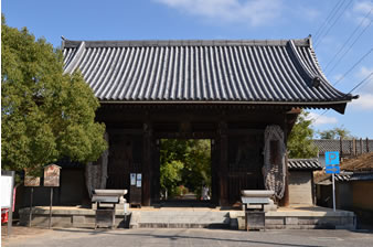 仁王門は寛文10年（1670）藩主松平頼重が寄進されたもので三つ棟木の工法が使われ日本三大名門の一つ。