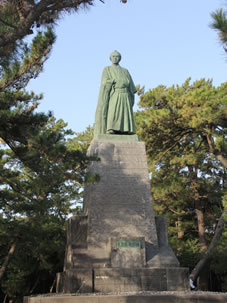 坂本龍馬像（像の高さは台座を含めるとなんと13.5m、銅像としては日本一の高さ）