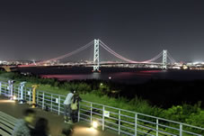 夜間の明石海峡大橋（淡路ＳＡ）