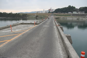 阿波市市場と吉野川市川島を結ぶ県道 津田川島線吉野川に架かる潜水橋です。