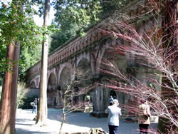 南禅寺境内を横切るレンガ造りのアーチ橋。