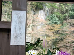 磨崖仏は大野寺から見て宇田川の対岸にありお寺から拝めるようになっています。