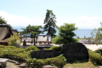 紫式部の歌碑（高台から境内と琵琶湖を望む）