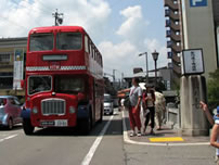 飛騨高山美術館では高山駅から美術館への送迎バスとして1967年製の2階建てクラシックロンドンバスを運行しています。