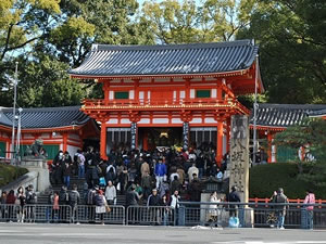 初詣に大勢の参拝客らが詰めかけた「八坂神社」