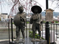 三条大橋の銅像「弥次喜多珍道中」