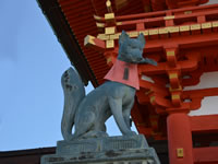 「楼門」前に、狛犬の代わりに狐の像。