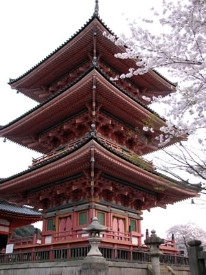 三重塔（江戸時代初期、重要文化財。）
