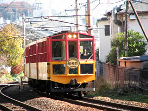 嵯峨野の踏切を通過するトロッコ列車