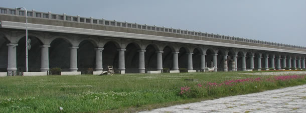 北防波堤ドーム（高さ13.6ｍ、柱の内側から壁までが8ｍ、総延長427ｍ、柱の総数70本、半アーチ式の構造形式です。）