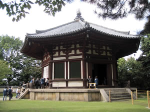 北円堂（日本に現存する八角円堂のうち、最も美しいと賞賛されるこの堂）