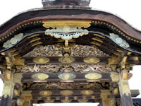 唐門軒下は、彫刻や飾り金具で装飾されている。