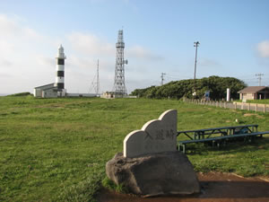 日本灯台50選「入道崎灯台」男鹿半島の最北端、北緯40度に位置する。