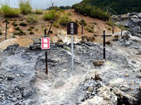 恐山は硫黄のガスが至る所で発生し、危険の立て札があります。
