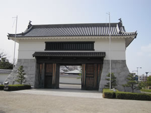 岡崎公園の入口「大手門」