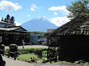 忍野八海から富士山が見えました。
