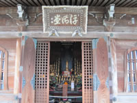 重要文化財である聖観音座像が安置されている。