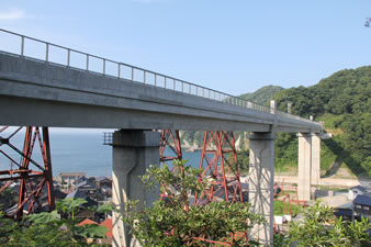 新たな橋梁を横移動しながら架設が行われた。