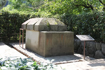 復元された石舞台古墳の石棺