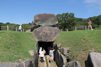 石舞台古墳（長さ7.8m、高さ4.8ｍで、大小30数個の花崗岩が使用されています。）