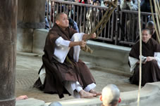 僧侶らが掛け声で綱の引き方を確かめる。
             