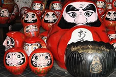 達磨堂には、さまざまなダルマが祀られている。