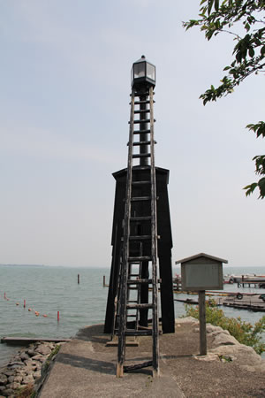 「出島灯台」は、木造で高さ7.8ｍ。