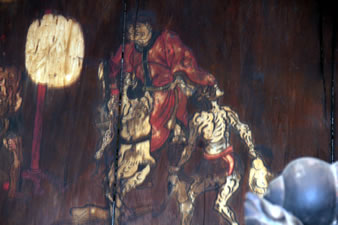 司録尊の壁面には、現存する地獄壁画の板絵としては国内最大のもで、室町・桃谷時代に狩野光信等により描かれたものです。 width=