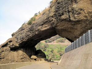 「呼鳥門」巨大岩の自然トンネル。