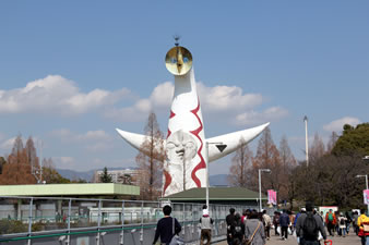 太陽の塔は、芸術家の岡本太郎氏が製作した芸術作品であり建造物です。