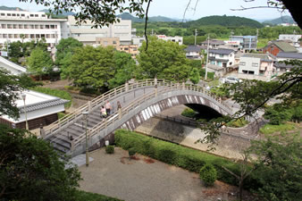 「昇龍橋」お城正面に流れる法川にかかる太鼓橋。