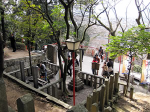 坂本龍馬と中岡慎太郎の墓前は、京都市街が一望できる見晴台になっています。
