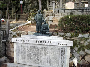 坂本龍馬と中岡慎太郎の像。