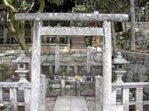 坂本龍馬と中岡慎太郎の墓。