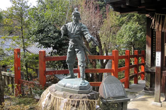 平成15年（2003年）に八大神社御鎮座710年を迎え、また、武蔵の決闘から400年を迎えることから、記念事業としてブロンズ製の宮本武蔵像が建立。