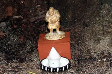 大アカギの根元には自然の祠ができ、中には仏像が祀られています。