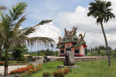 「唐人墓」極彩色の中国風屋根飾りが目を引く墓