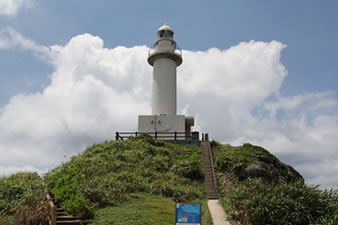 断崖絶壁に立つ「御神崎灯台」