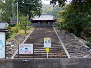 常高寺の石段の上に線路を挟んで山門が建ち、ＮＨＫ連続テレビ小説「ちりとてちん」で 放映されました。
