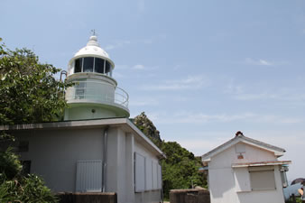 白亜の灯台「神島灯台」