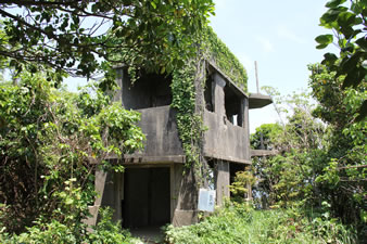 監的哨跡（旧日本陸軍が、砲弾の着弾地点を観測するために建てられた建物。）