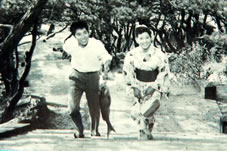 八代神社の石段で「潮騒のロケ地」浜田光夫と吉永小百合が競演。